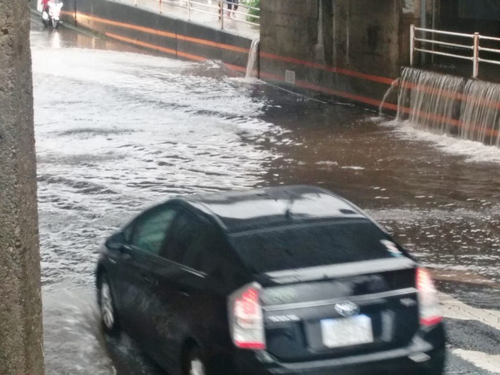 台風で水に浸かってしまった車はどうすればいいのか？　処分方法と修理方法