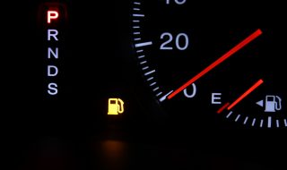 燃料給油ランプと走行距離の関係　ガソリンランプ点灯後、どの位走ることができますか？