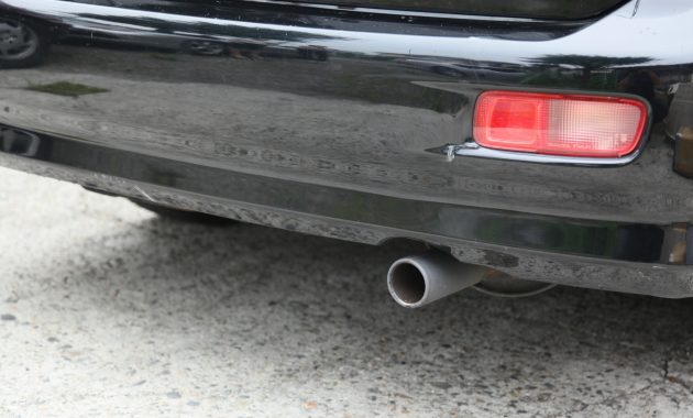 マフラーに穴が開いていると車検に通らないのですか？5万円もかかりますか？