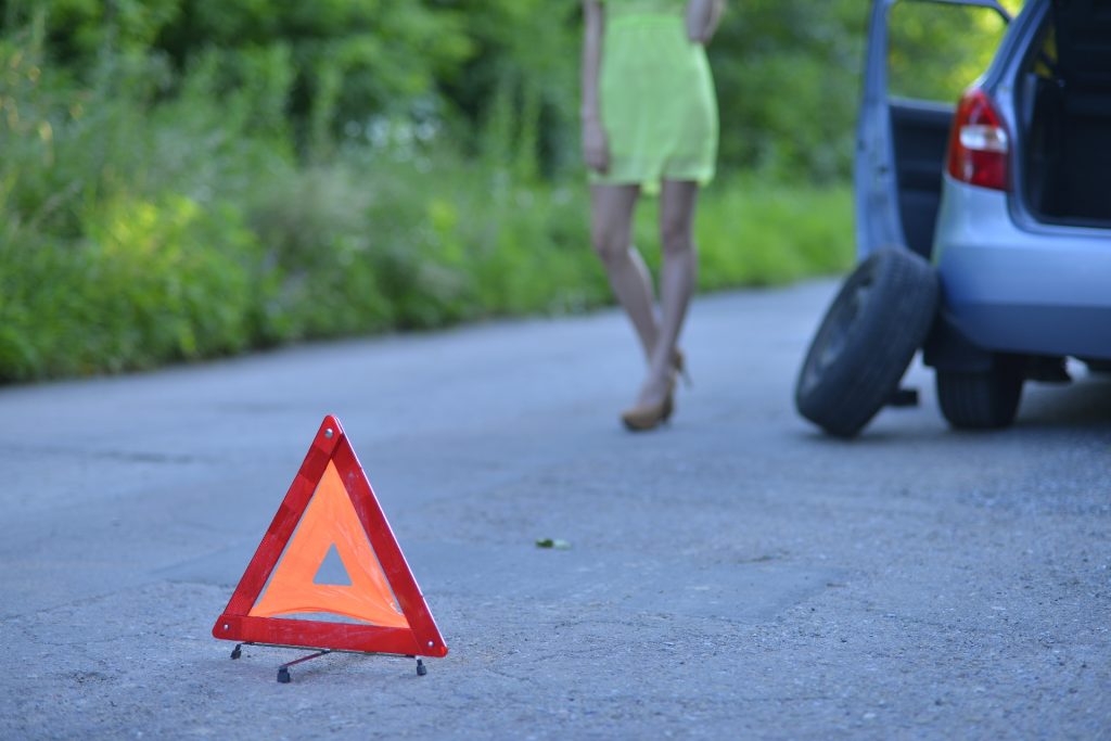 高速道路での故障時に、運転手が絶対に行わなければならない5つの事